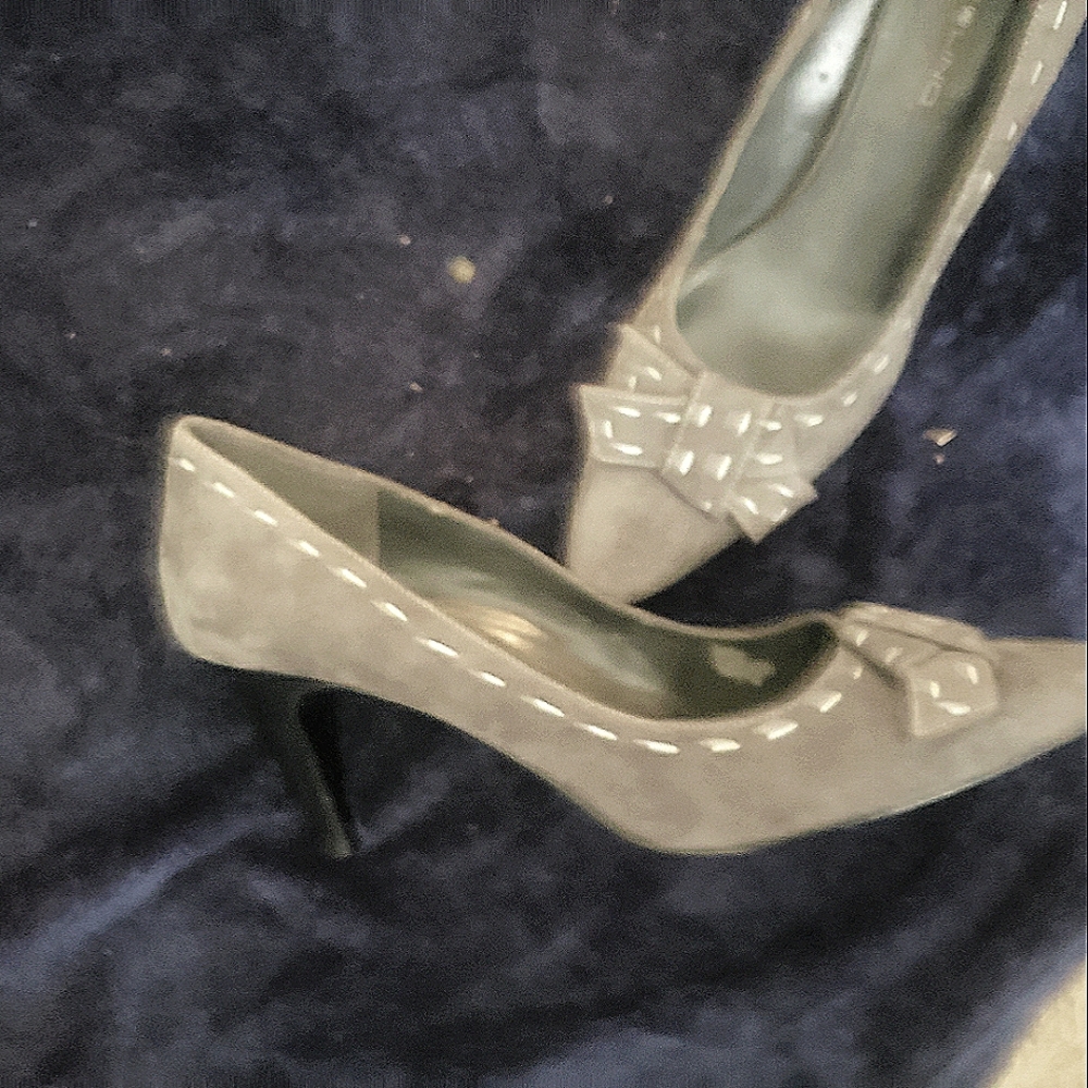 GRAY  with a tad of white outlining the BANDOLINO suede dress shoes w/ heel.